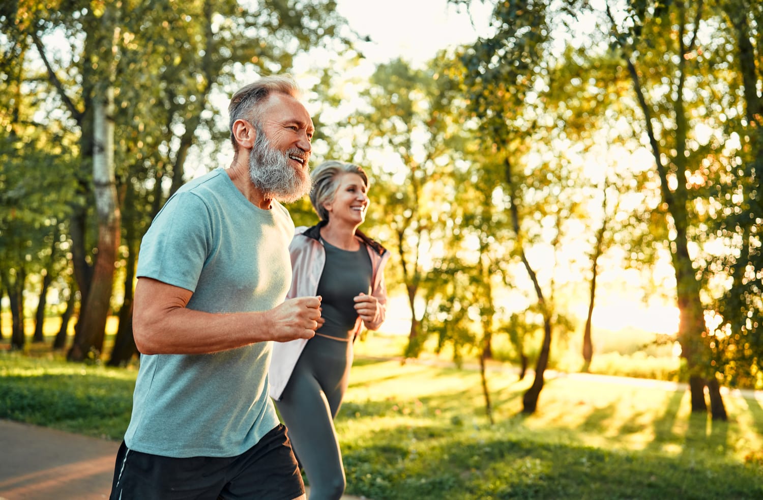 Aktives Seniorenpaar joggt gemeinsam im Park